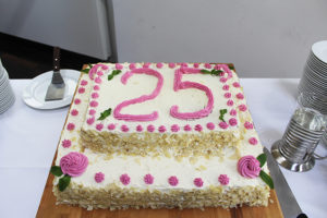 25 Jahre Menschen helfen Torte kl